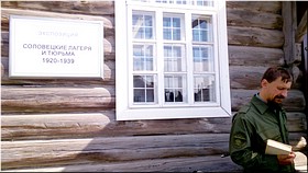 У входа в музей У входа в музей