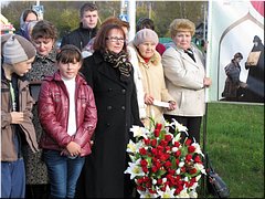 Г.В. Ананьина (в центре) на освящении камня на месте будущего историко-архитектурного комплекса «Родительское благословение». Кострома, 14.10.2012 Г.В. Ананьина (в центре) на освящении камня на месте будущего историко-архитектурного комплекса «Родительское благословение». Кострома, 14.10.2012