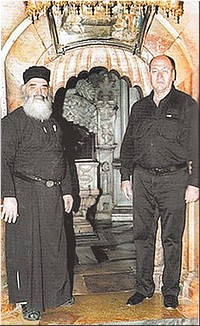 Вид Кувуклии (вверху справа), а у её входа - схимонах Пантелеимон и Александр. Фото: Из личного архива Вид Кувуклии (вверху справа), а у её входа - схимонах Пантелеимон и Александр. Фото: Из личного архива