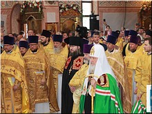 Предстоятель Русской Церкви совершил Литургию в Троицком храме подмосковного Реутова и возложил цветы к Мемориалу славы, 11.06.2017 Предстоятель Русской Церкви совершил Литургию в Троицком храме подмосковного Реутова и возложил цветы к Мемориалу славы, 11.06.2017