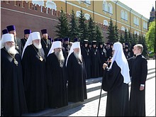 В канун Дня Победы Святейший Патриарх Кирилл возложил венок к могиле Неизвестного солдата у Кремлевской стены, 08.05.2018 В канун Дня Победы Святейший Патриарх Кирилл возложил венок к могиле Неизвестного солдата у Кремлевской стены, 08.05.2018