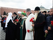 В День народного единства Президент России и Предстоятель Русской Церкви возложили цветы к памятнику Минину и Пожарскому на Красной площади, 04.11.2018 В День народного единства Президент России и Предстоятель Русской Церкви возложили цветы к памятнику Минину и Пожарскому на Красной площади, 04.11.2018