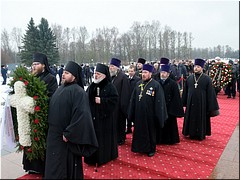 Делегация Санкт-Петербургской епархии приняла участие в возложении венков на Пискаревском кладбище, 27.01.2021 Делегация Санкт-Петербургской епархии приняла участие в возложении венков на Пискаревском кладбище, 27.01.2021