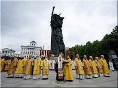 В День Крещения Руси Святейший Патриарх Кирилл совершил Божественную Литургию в Успенском соборе Московского Кремля и молебен у памятника равноапостольному князю Владимиру, 28.07.2023 В День Крещения Руси Святейший Патриарх Кирилл совершил Божественную Литургию в Успенском соборе Московского Кремля и молебен у памятника равноапостольному князю Владимиру, 28.07.2023